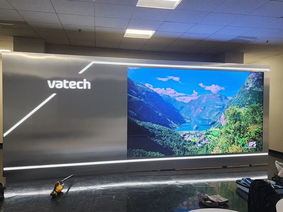 Landscape demonstration content on the screen.